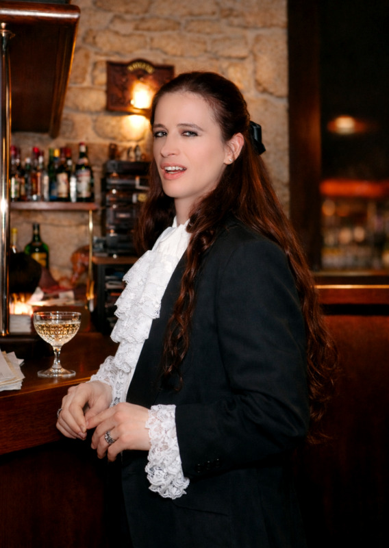 Brindille - Vampire at night in Paris.